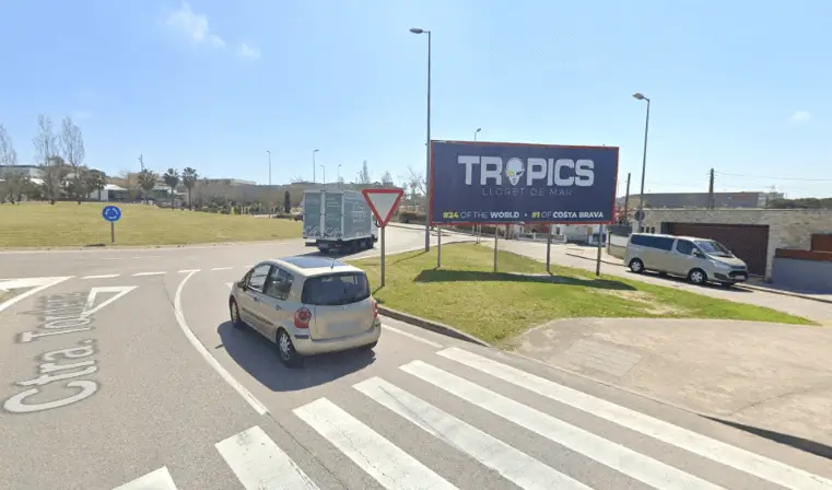 Mupis y vallas en avenida Europa de Blanes, eje principal de entrada a la villa desde la N-II y la GI-682