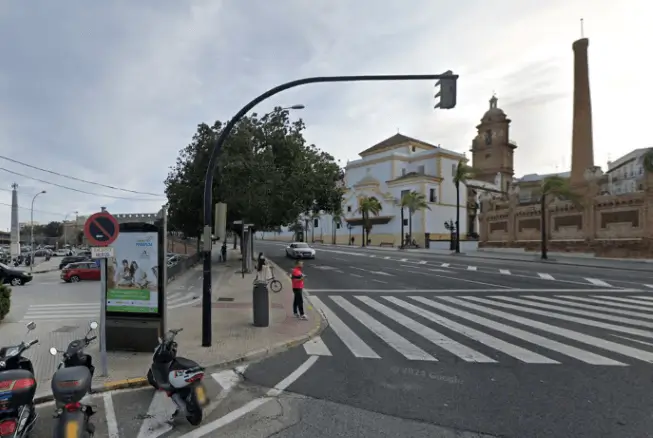 Publicidad exterior en el Casco Histórico de Cádiz Mupis en el Casco Histórico de Cádiz