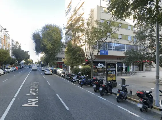 Publicidad exterior en el Paseo Marítimo de Cádiz Mupis en el Paseo Marítimo de Cádiz