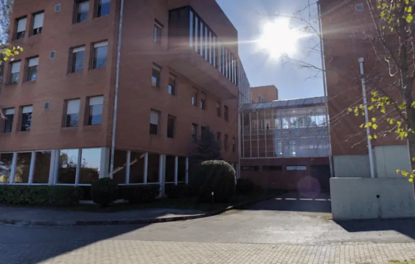 Pantallas digitales y mupis junto a las facultades de Ciencias, Derecho y Educación, en el campus de la UAB en Cerdanyola del Vallès