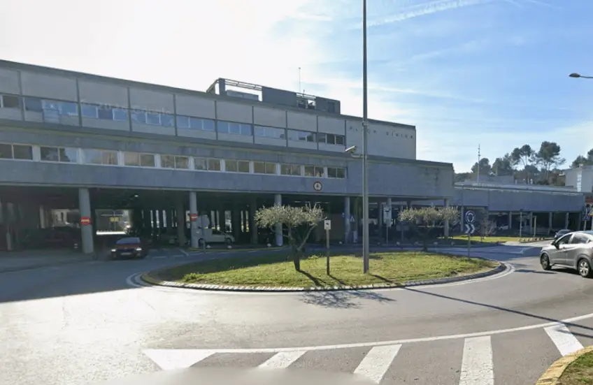 Pantallas digitales y mupis en la plaza Cívica y el eje central del campus de la UAB, la zona con más paso de Cerdanyola del Vallès