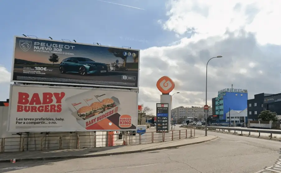 Vallas publicitarias en la carretera de Barcelona y la calle de Santa Anna, los accesos con más tráfico de Cerdanyola del Vallès