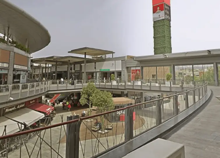 Pantallas digitales y vallas en Almeda, el centro comercial Splau y el RCDE Stadium, la zona con más visitantes de Cornellà