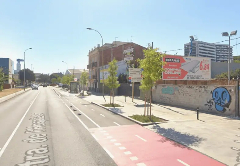 Circuito de vallas en la carretera de l'Hospitalet y la avenida de la Fama, el eje con más tráfico rodado de Cornellà