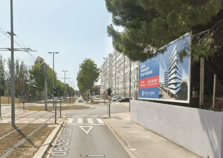 Vallas junto a la estación de autobuses y el centro comercial Llobregat Centre, en el corazón urbano de Cornellà de Llobregat