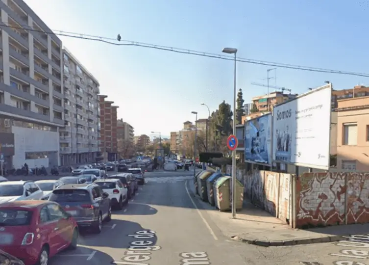 Vallas y lonas en Sant Ildefons y la avenida dels Alps, uno de los barrios con más densidad de población de Cornellà