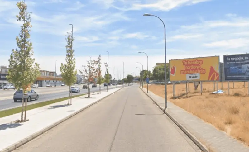 Vallas de Marco Visual en la avenida 4 de Diciembre de Dos Hermanas, eje que une la N-IV con los parques comerciales Way y Sevilla Factory
