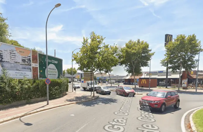 Vallas de Marco Visual en la avenida de España de Dos Hermanas, frente al parque comercial Zona 2 y el recinto ferial de Vistazul