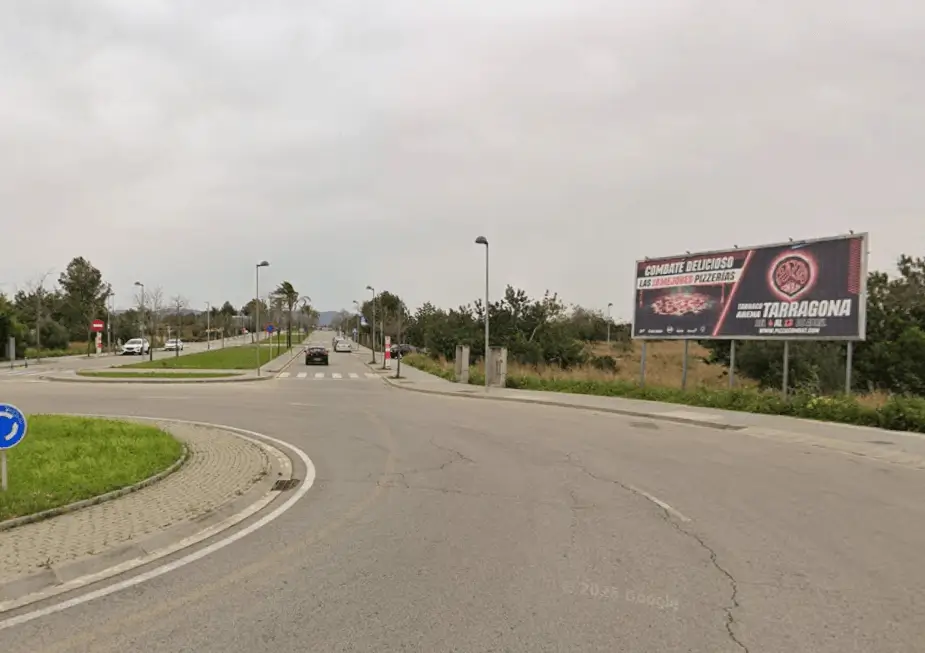 Vallas publicitarias en la avenida del Baix Penedès y la carretera de Calafell, los ejes con más tráfico del centro de El Vendrell