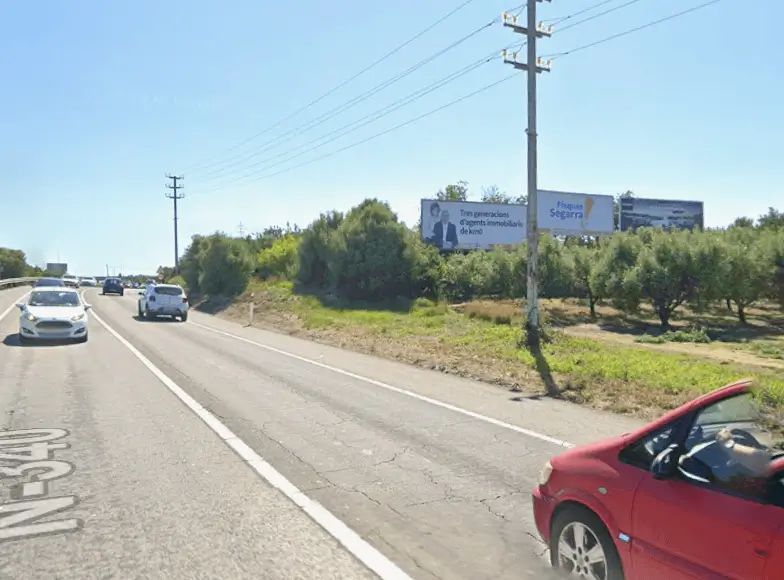 Vallas publicitarias en la carretera de Tarragona y los accesos a las playas de Coma-ruga y Sant Salvador