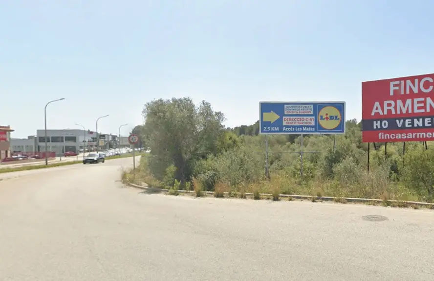 Vallas publicitarias en los accesos al polígono industrial La Cometa, junto a la carretera de Valls