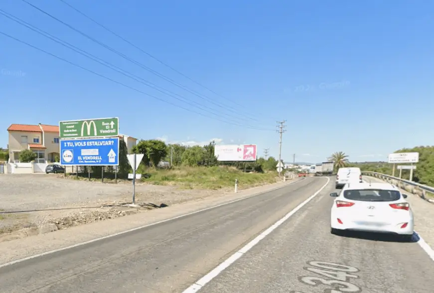 Vallas publicitarias en las urbanizaciones Torreblanca y Edèn Park, sobre la N-340 a su paso por El Vendrell