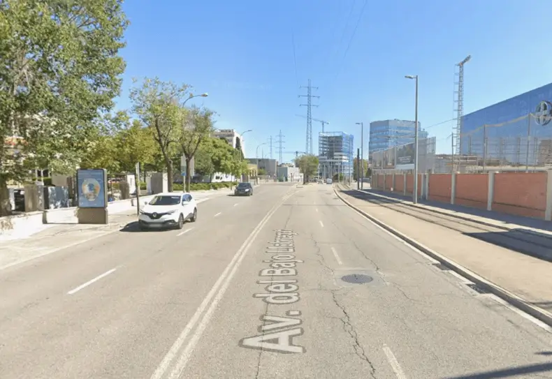 Vallas en el eje de la avenida del Baix Llobregat con la avenida de Barcelona, salida de Esplugues hacia Cornellà y Sant Joan Despí