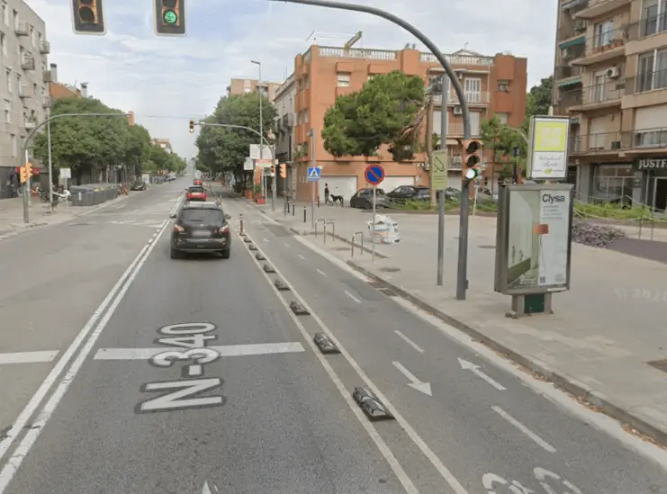 Mupis y vallas en el centro de Esplugues, entre la plaça Catalunya, la plaça Santa Magdalena y la carretera Reial