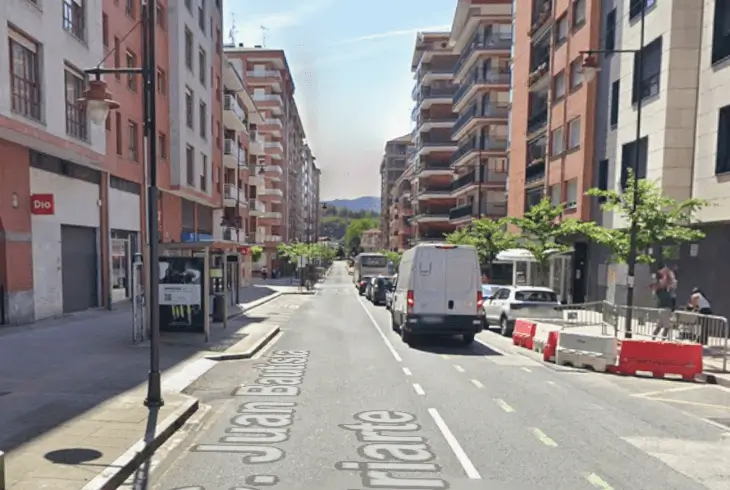 Marquesinas publicitarias en la calle Juan Bautista Uriarte y Plazakoetxe, el eje comercial de Galdakao