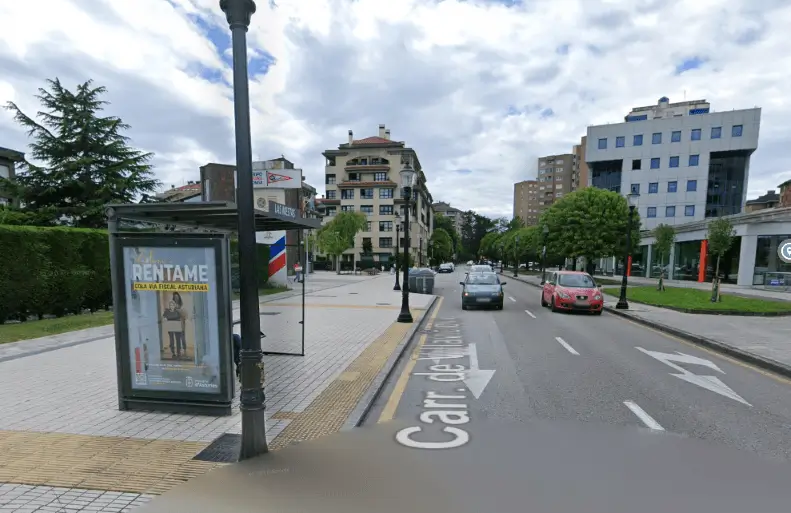 Marquesinas y mupis en Cabueñes, junto al Hospital Universitario, la Universidad Laboral y el Jardín Botánico de Gijón