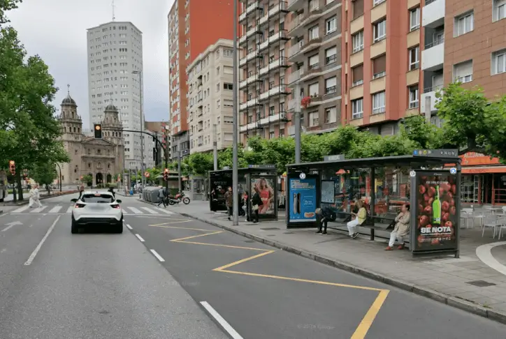 Mupis y marquesinas en el centro de Gijón, entre Cimadevilla, la calle Corrida y el paseo de Begoña