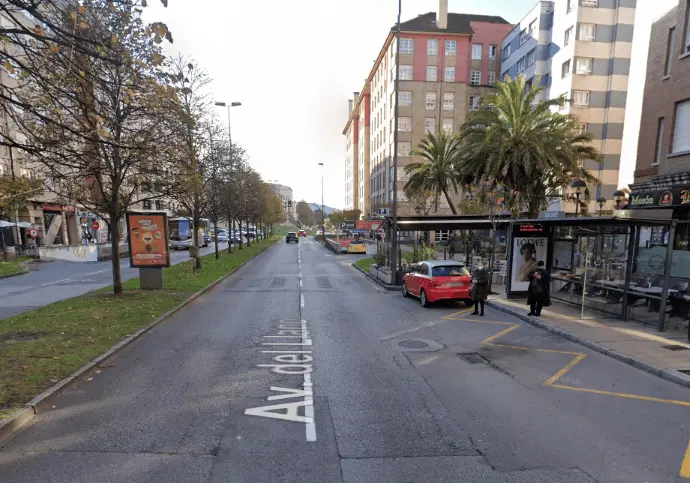 Mupis y marquesinas en El Llano, el barrio más poblado y comercial de Gijón