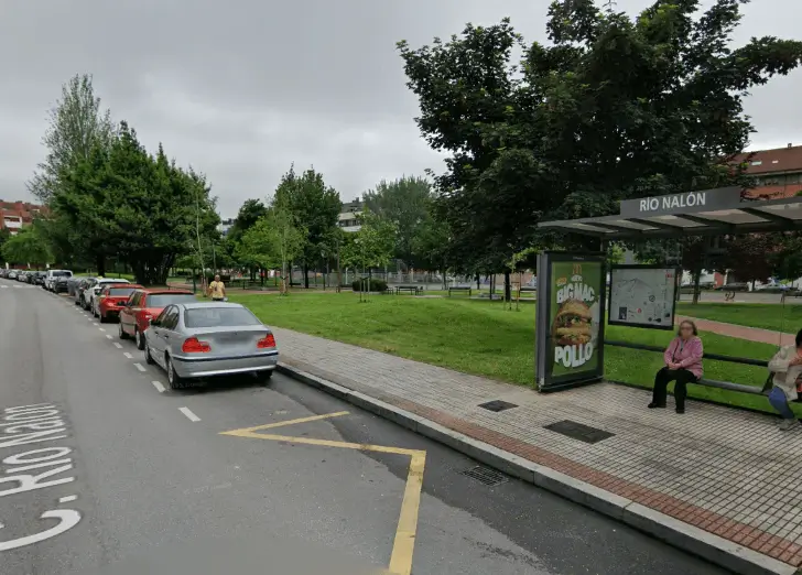 Mupis y marquesinas en Pumarín, Contrueces, Montevil y Roces, la zona sur residencial y comercial de Gijón