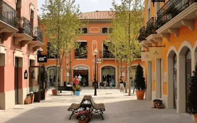 Publicidad exterior en La Roca Village Publicidad exterior en La Roca Village