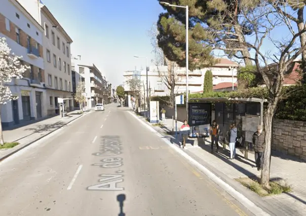 Publicidad exterior en Av. Catalunya y entorno Hospital Marquesina en entrada del Hospital d’Igualada y valla en N-II km 555