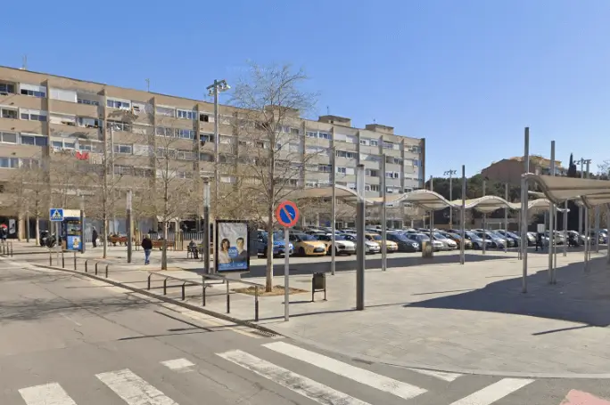 Publicidad exterior en Plaça de la Masuca Marquesinas y tránsito peatonal en la zona de la Masuca