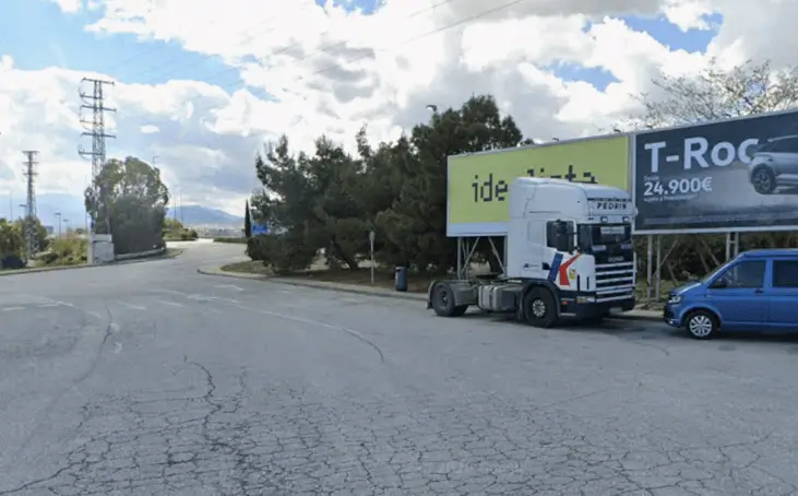 Vallas publicitarias en la A-44 Bailén-Motril y la Ronda de Marroquíes, principales accesos norte y este a Jaén capital