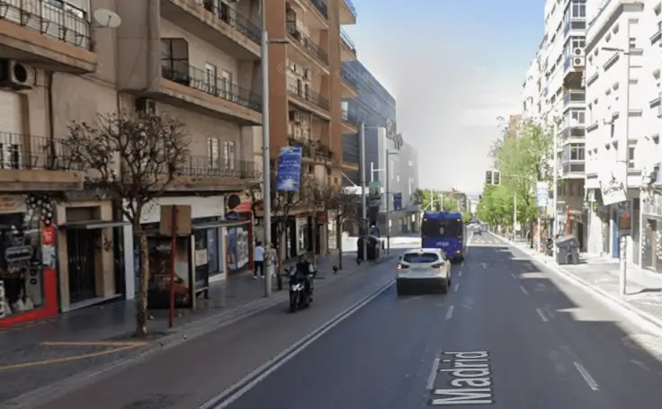 Termómetros y pantallas digitales en la Avenida de Madrid, eje comercial principal del norte de Jaén