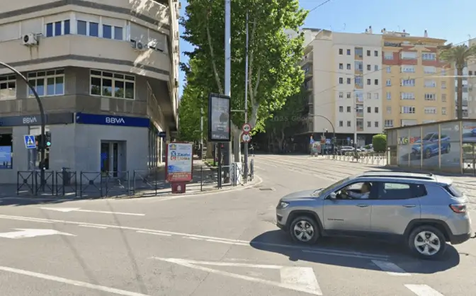 Pantallas digitales y termómetros publicitarios en el Paseo de la Estación, eje administrativo y financiero de Jaén