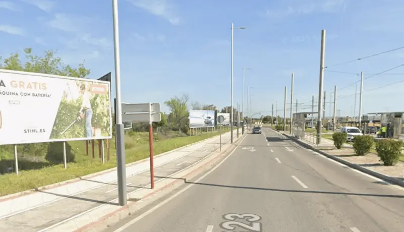 Vallas publicitarias en la N-323A y el Polígono Industrial Los Olivares, principal área industrial de Jaén capital