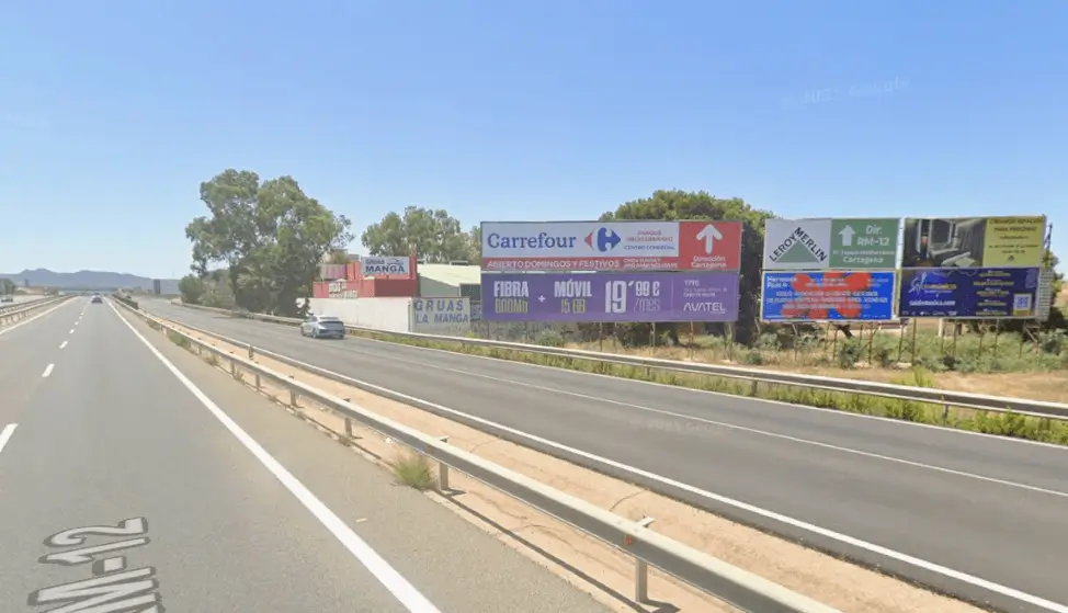Vallas publicitarias en la salida de la autovía hacia La Manga, a la altura de la urbanización Playa Honda