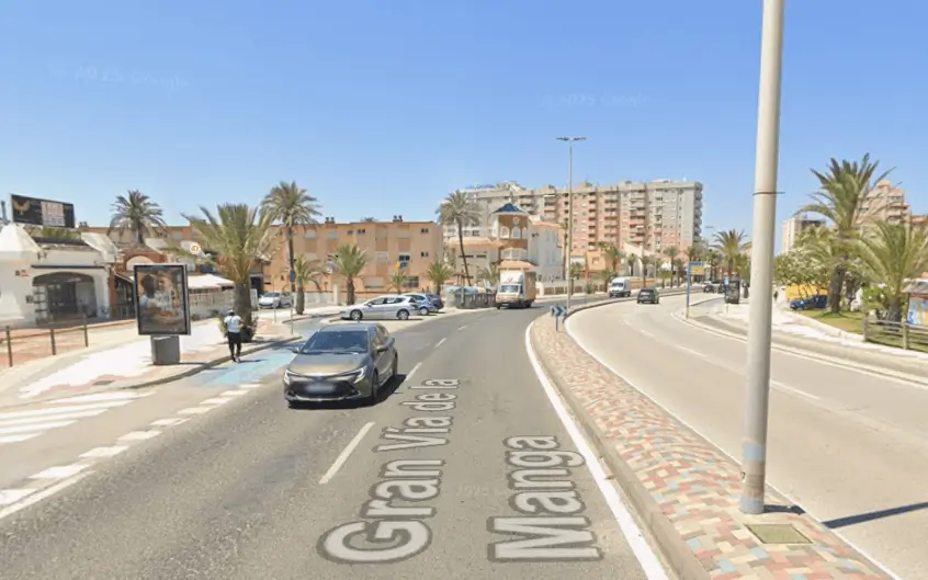 Mupis en la Gran Vía de La Manga, junto al supermercado Día y el hotel Entremares, en el tramo conocido como La Plaza