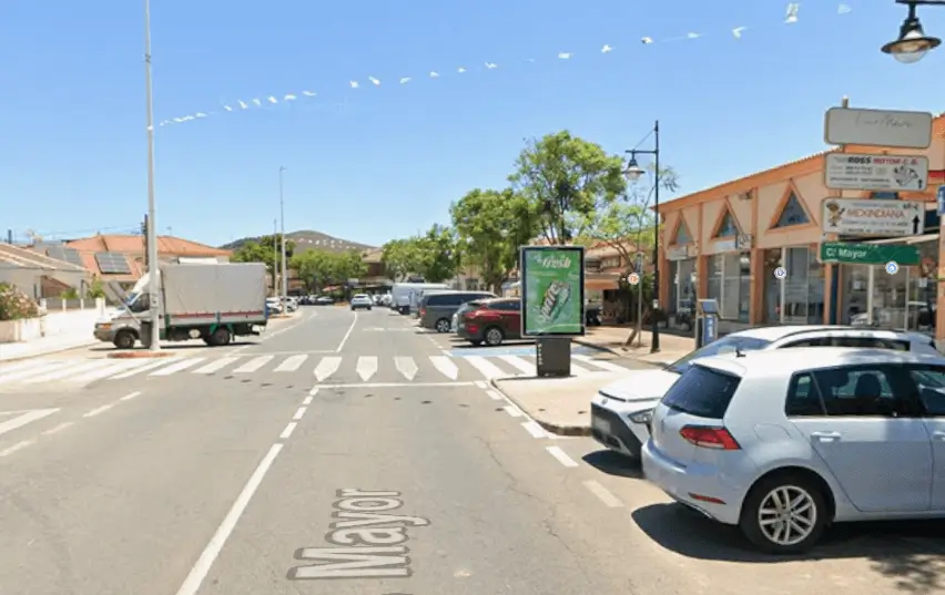 Mupis en la calle Mayor de Los Belones, el núcleo interior por el que se accede a La Manga desde la autovía
