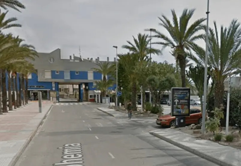 Mupis iluminados en Plaza Bohemia, junto al hotel Dos Mares, la mayor concentración comercial de La Manga del Mar Menor