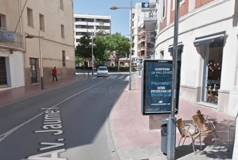 Mupis en la avenida Jaume I y la plaza del Centro, el área con mayor tránsito peatonal de La Vall d'Uixó