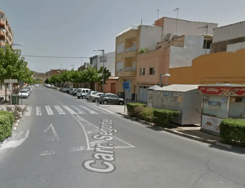 Mupis en la avenida Corazón de Jesús y la calle Segorbe, el eje comercial de la parte alta de La Vall d'Uixó