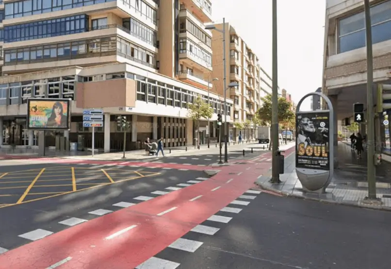 Mupis y marquesinas en el paseo de Tomás Morales y Ciudad Jardín, zona residencial y de servicios de Las Palmas de Gran Canaria