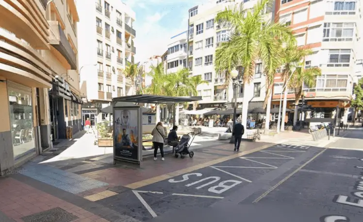 Mupis y marquesinas en la avenida de Mesa y López, una de las áreas con mayor flujo comercial de Las Palmas de Gran Canaria