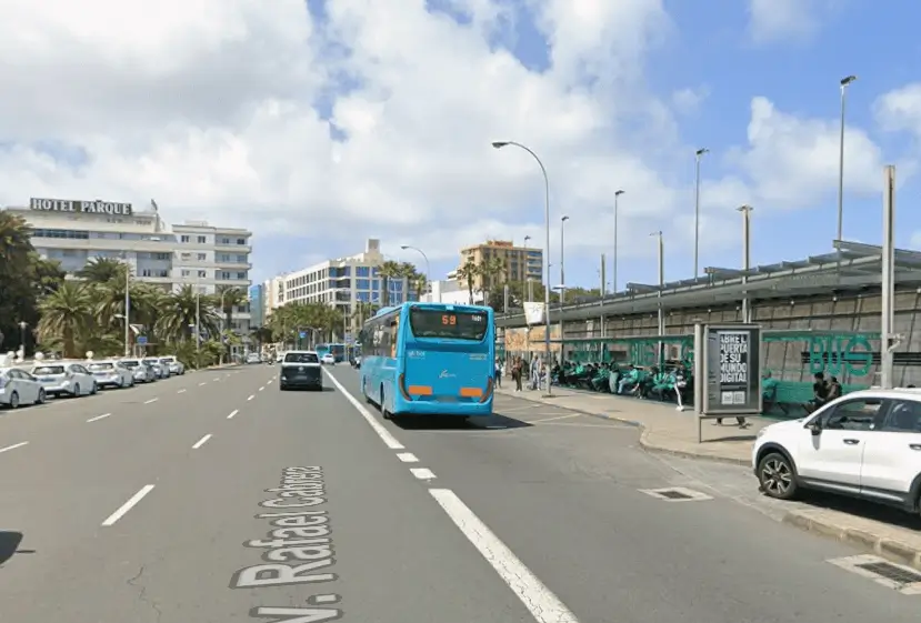 Mupis y marquesinas en la calle Triana y el casco histórico de Vegueta, núcleo comercial y turístico de Las Palmas de Gran Canaria