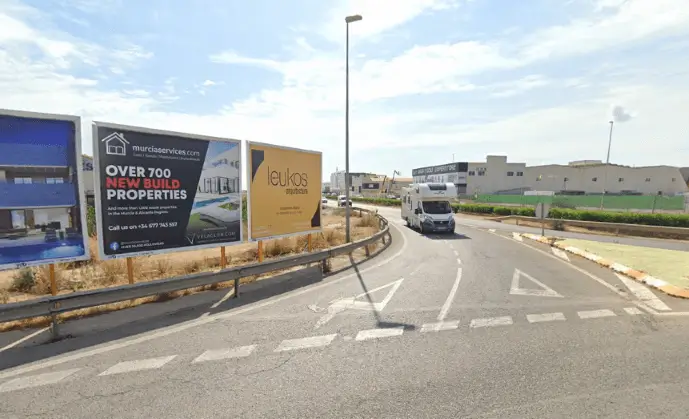 Vallas en accesos a Los Alcázares