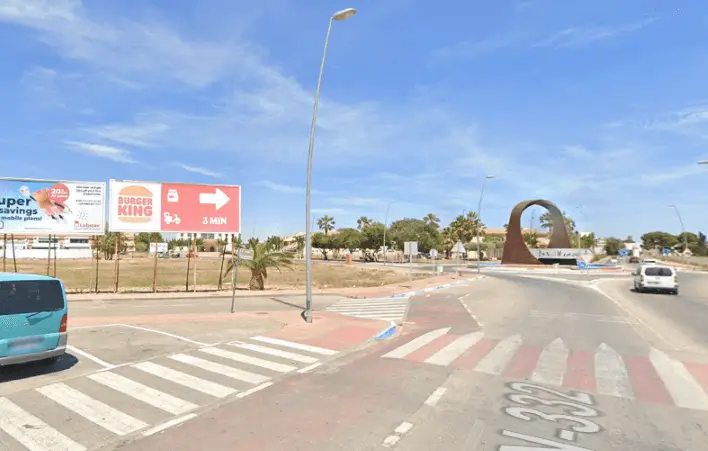 Vallas en entrada desde Los Urrutias