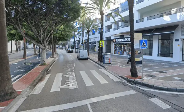 Mupis, marquesinas y columnas en Puerto Banús y Nueva Andalucía