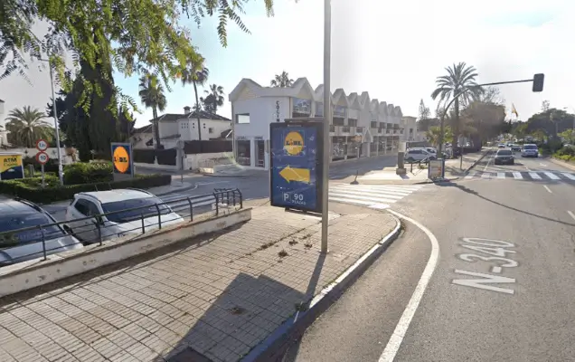 Marquesinas y mupis a lo largo de la N-340 en Marbella Este