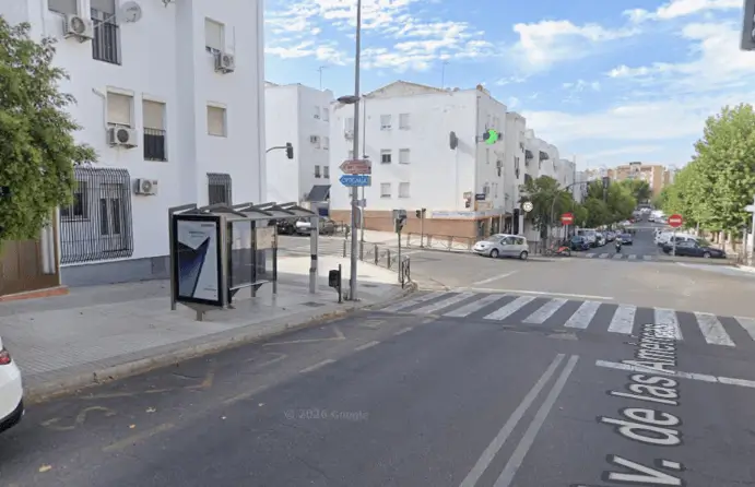 Marquesinas en la avenida de las Américas, avenida de Alange y zona Bellavista de Mérida, área residencial al sur de la ciudad junto al Hospital de Mérida y el centro de salud Mérida Urbano