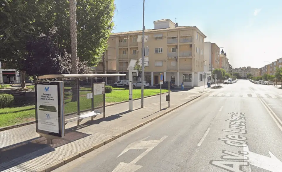 Mupis y marquesinas en la avenida de la Libertad y la rotonda Lusitania de Mérida, eje administrativo donde se concentra la sede de la Junta de Extremadura, Extremadura Avante y los principales hoteles de la ciudad