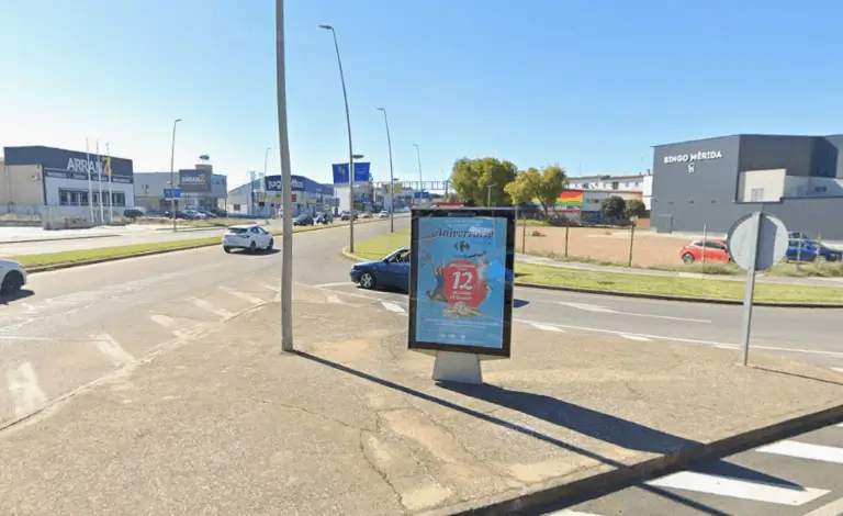Mupis y marquesinas en la avenida Reina Sofía de Mérida, principal eje comercial de la ciudad junto al centro comercial El Foro, hipermercado Carrefour, Lidl y Cines Victoria
