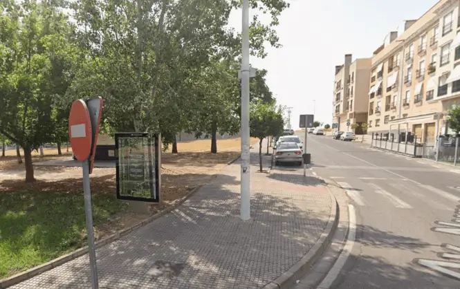 Mupis y marquesinas en la avenida Vía de la Plata y la avenida Juan Carlos I de Mérida, ejes que vertebran la zona norte de la ciudad y el barrio de Nueva Ciudad junto al centro comercial La Corchera