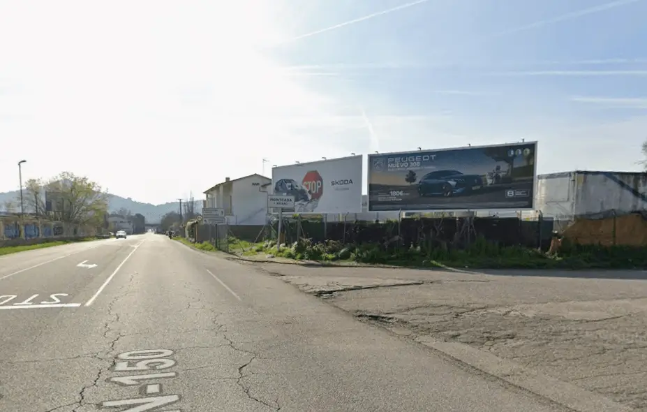 Vallas de gran formato junto a la C-33, en los accesos de Barcelona a su paso por Montcada i Reixac