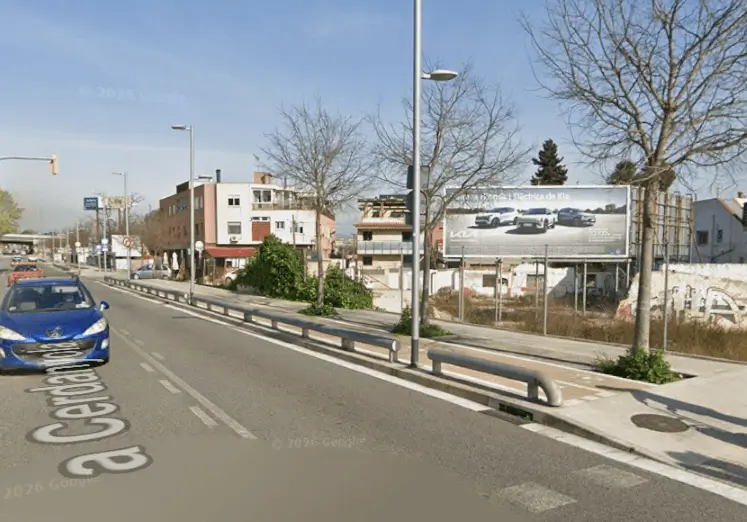 Vallas publicitarias en la N-150 a su paso por el casco urbano de Montcada i Reixac