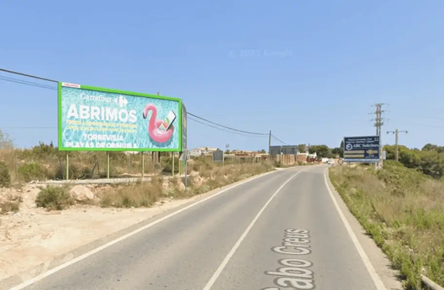 Vallas publicitarias en la Dehesa de Campoamor, las Lomas y la carretera de San Miguel de Salinas, al sur de Orihuela Costa